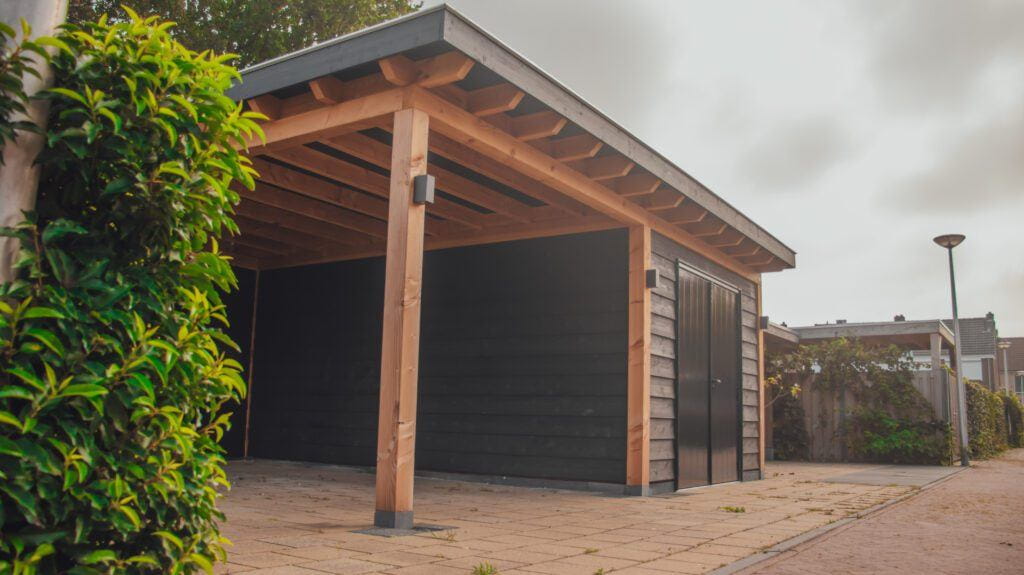 Carport met schuur