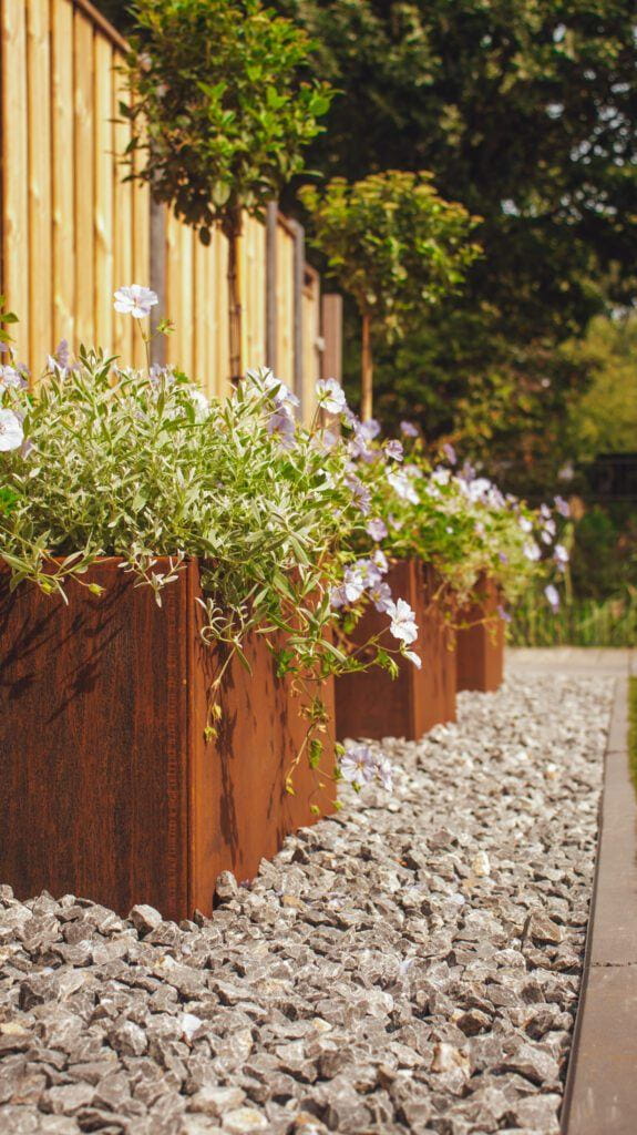 Achtertuin met tuinkamer en pergola