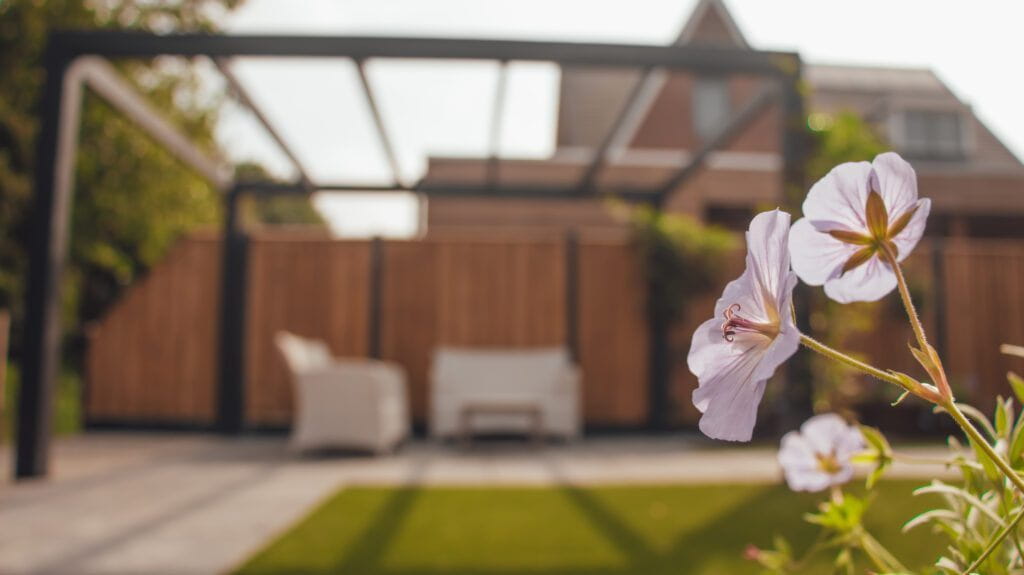Achtertuin met tuinkamer en pergola