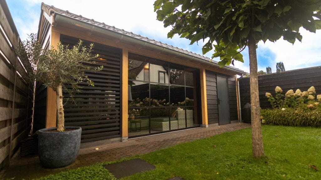 Tuinkamer met puntdak