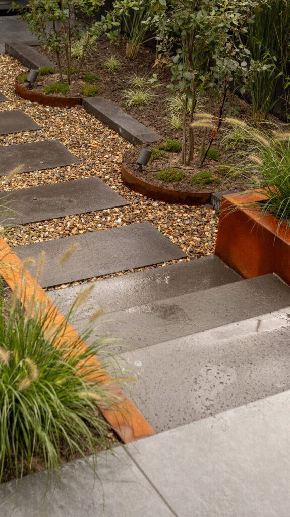 Achtertuin met cortenstaal