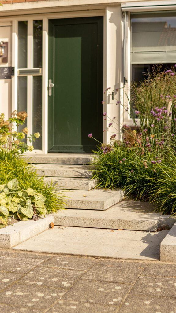 Voortuin met hoogteverschillen