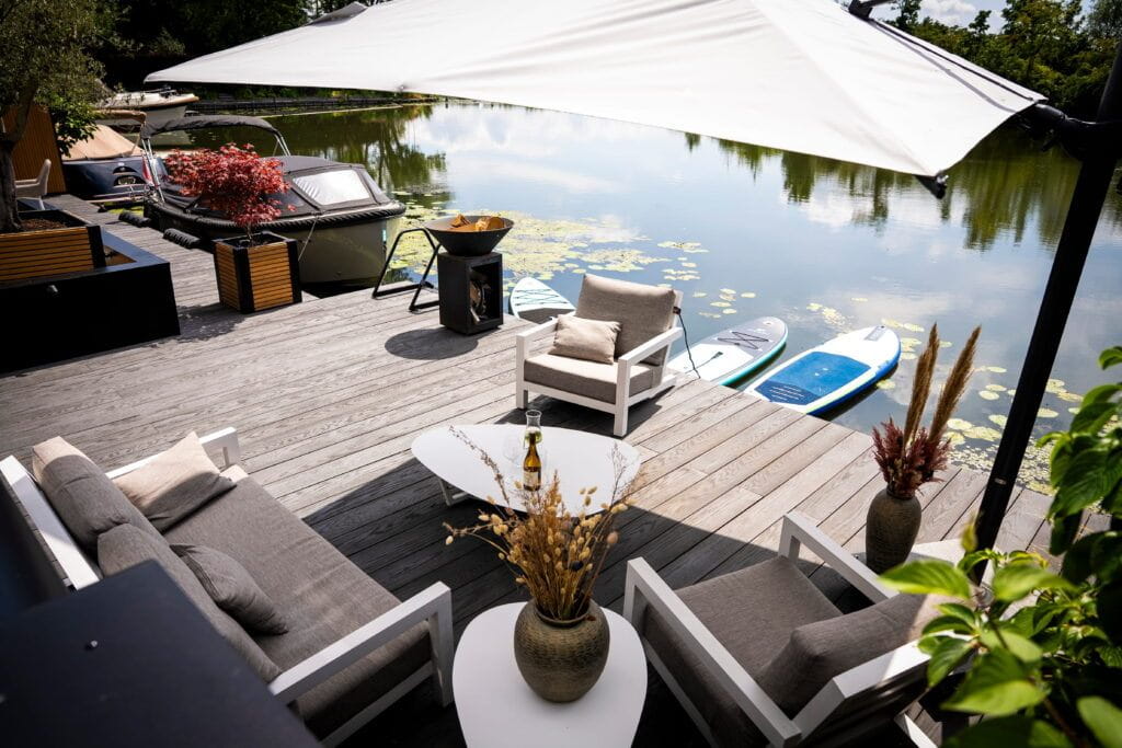 Achtertuin met vlonder aan het water