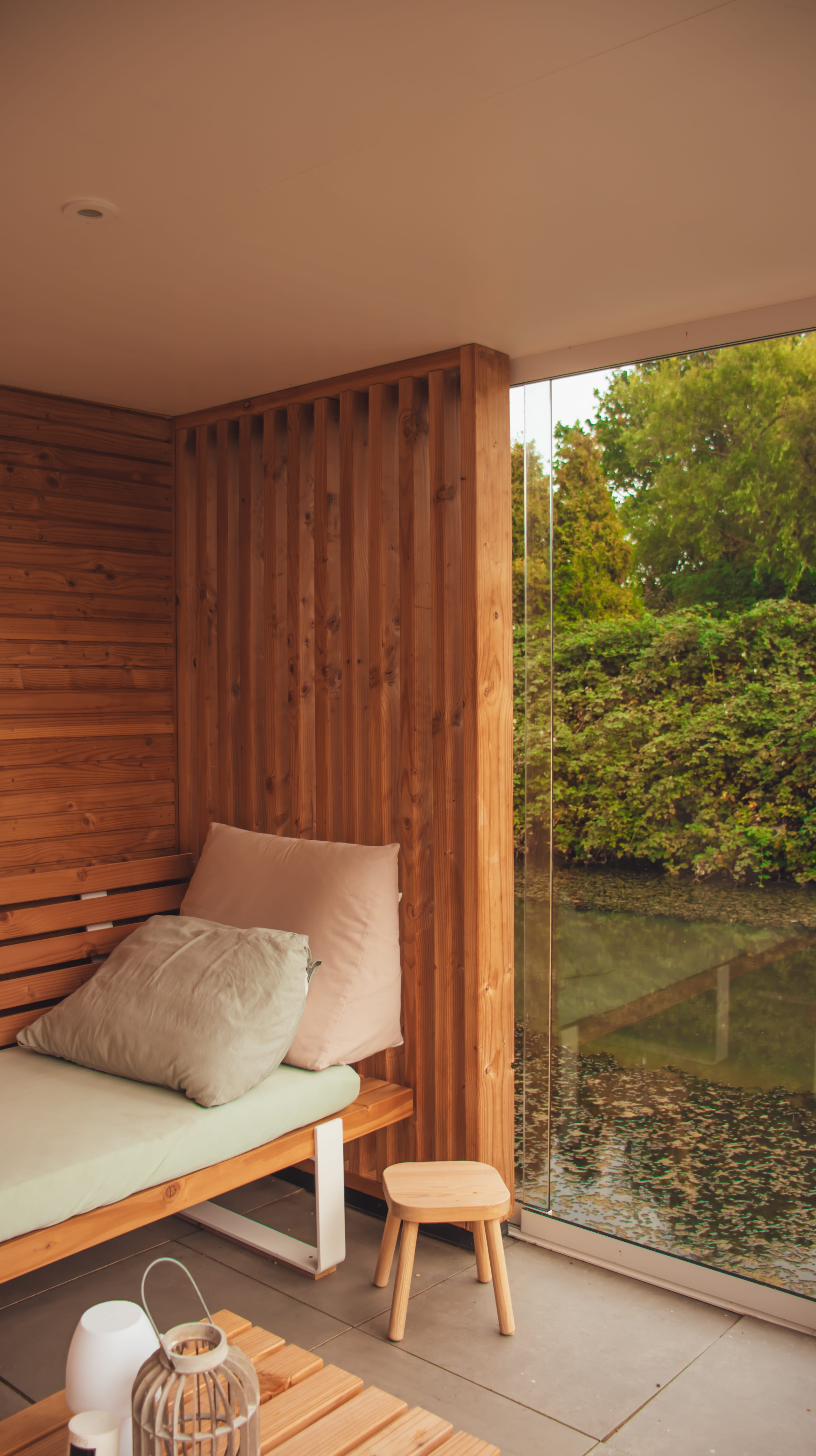 Moderne veranda met glaswand
