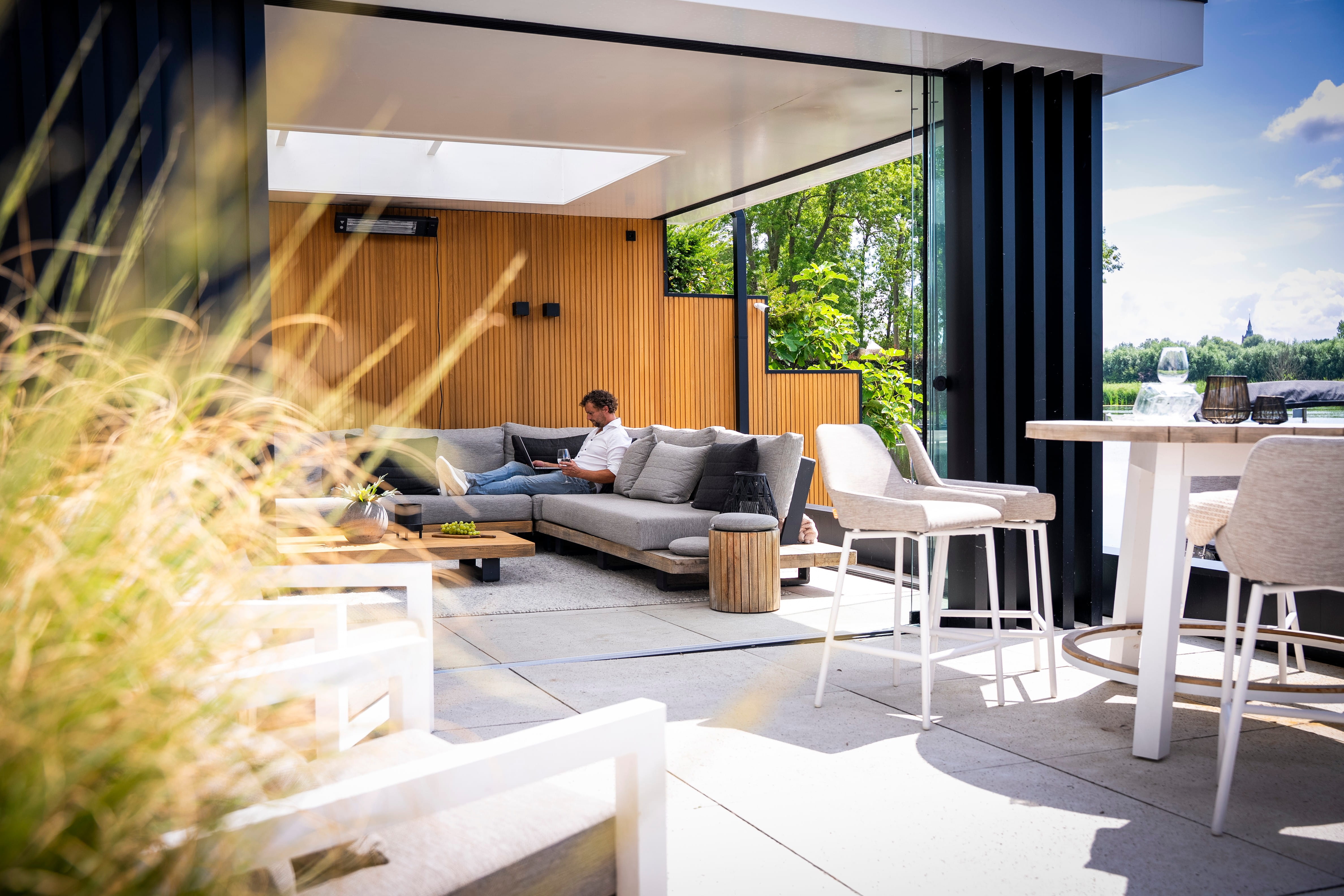 Comfortabele veranda met lichtstraat
